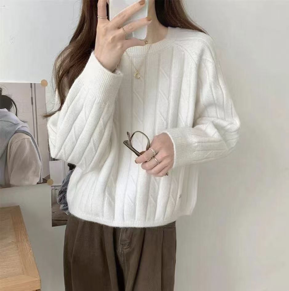 Round neck long sleeved knitted sweater for women in autumn and winter