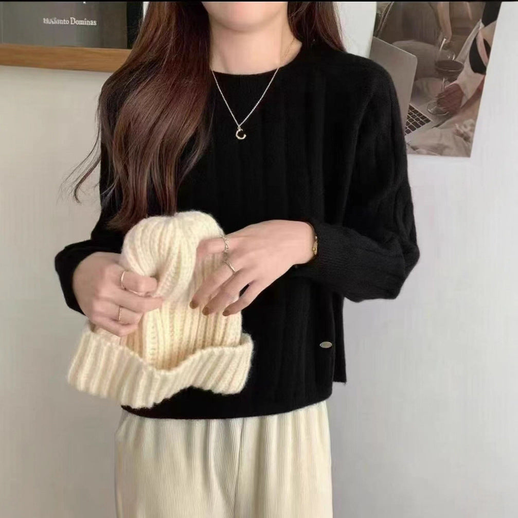 Round neck long sleeved knitted sweater for women in autumn and winter
